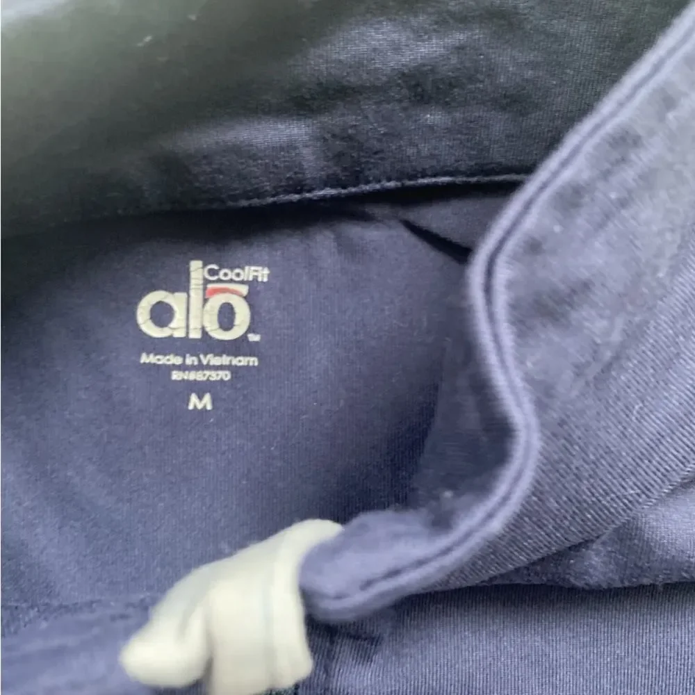 ALO Yoga CoolFit 1/2 Zip Long Sleeve Top Women's Medium Thumb Holes